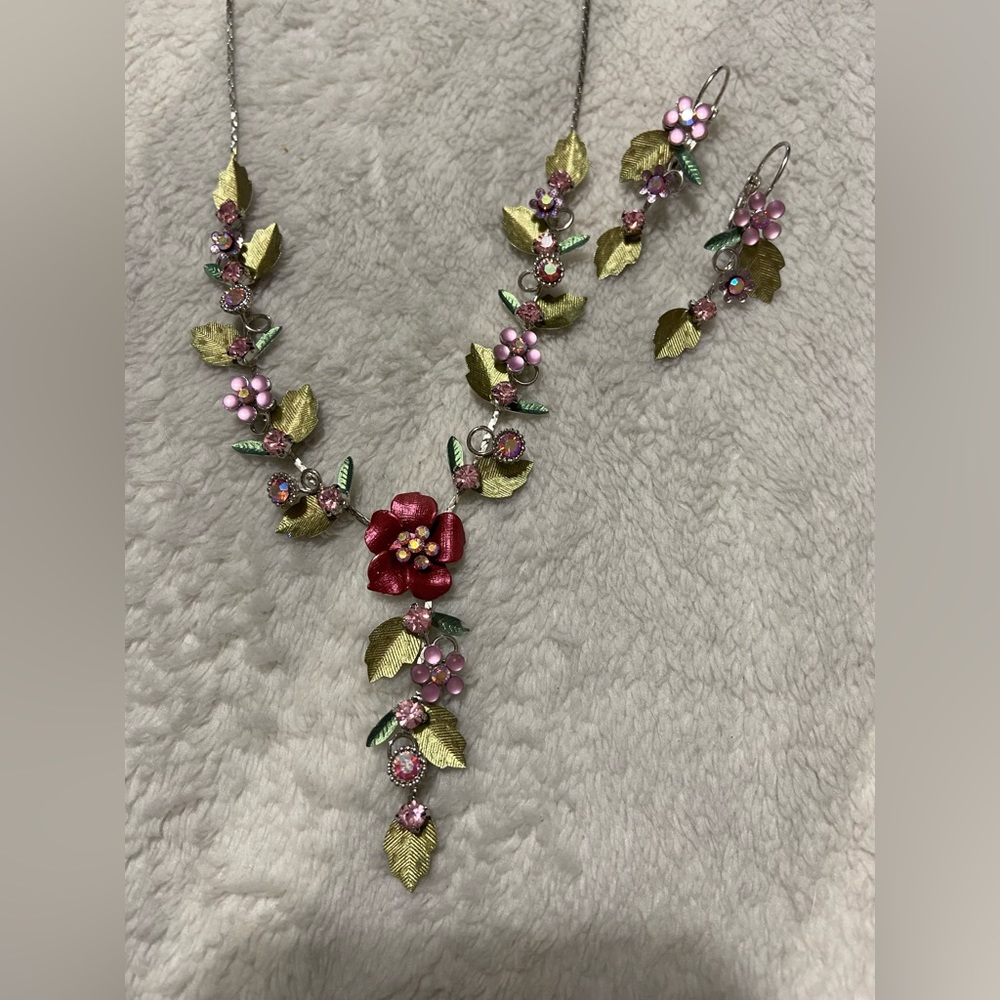 Vintage flowers and leaves handmade necklace and earrings set. High quality
